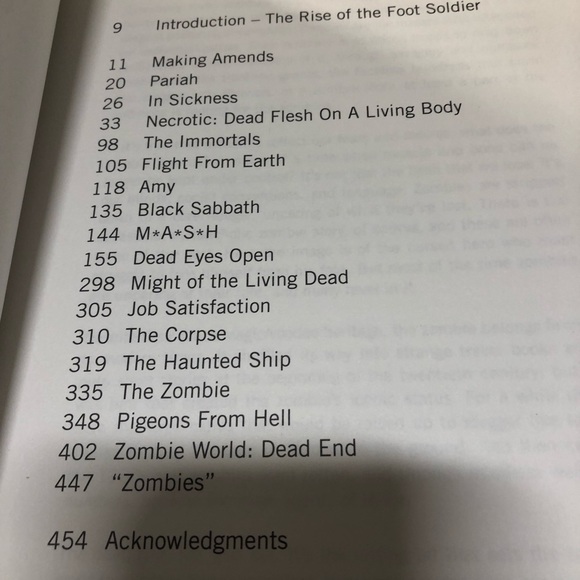 Mammoth Book of Zombie Comics 450 pages! - Picture 4 of 8